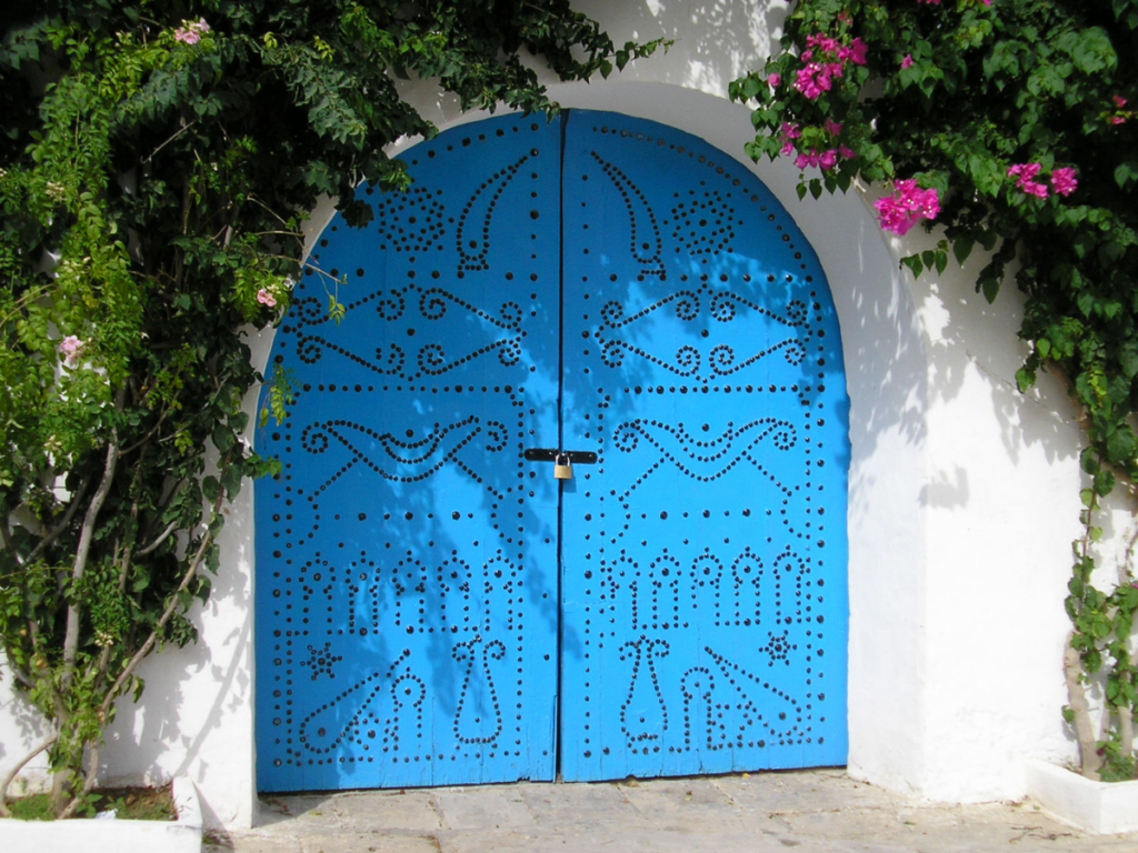 Porte bleue traditionnelle à Sidi Bou Said près de Tunis, voyage Paris Tunis authentique