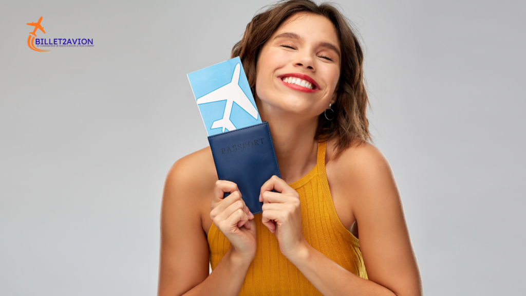 Voyageuse souriante avec passeport trouvant un vol pas cher Afrique du Nord près de chez vous