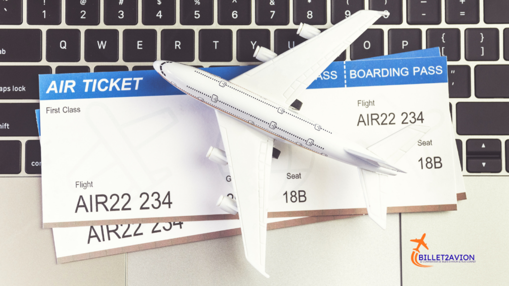 Billets d’avion sur ordinateur illustrant recherche de vol pas cher Afrique du Nord près de chez vous