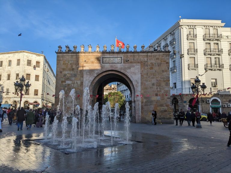 Porte Bab El Bhar à Tunis, entrée de la médina près de chez vous depuis Paris