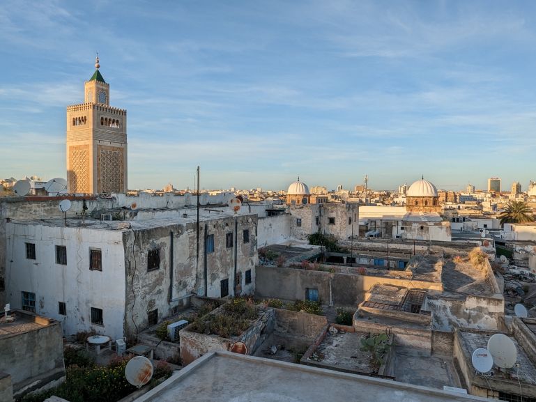 Toits de la médina de Tunis avec minaret historique, voyage billets d’avion Paris Tunis