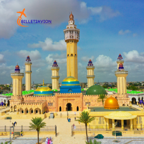 Grande mosquée à Dakar avec minarets et dômes dorés